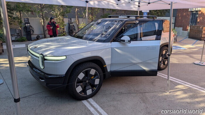 Hay 300 opciones de coches de gasolina, pero quizá solo un coche eléctrico que valga la pena comprar, dice el jefe de Rivian | Carscoops